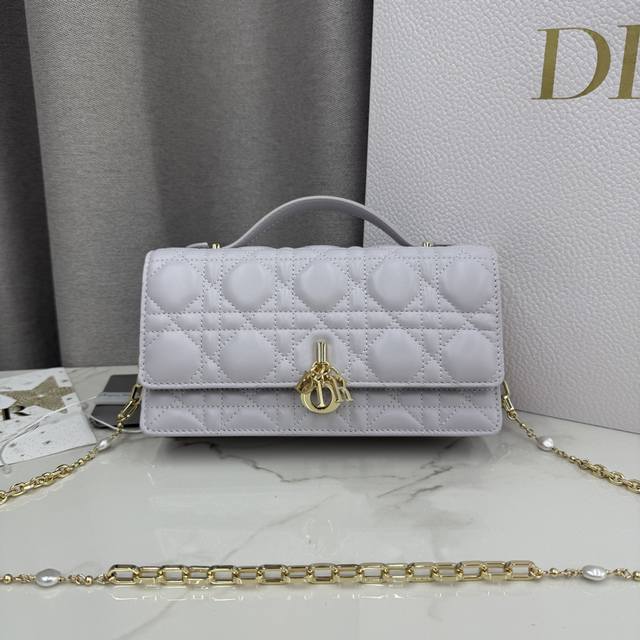 0980 Lambskin Dream Purple Lady Dior Pearl Clutch Bag. This clutch bag is a new