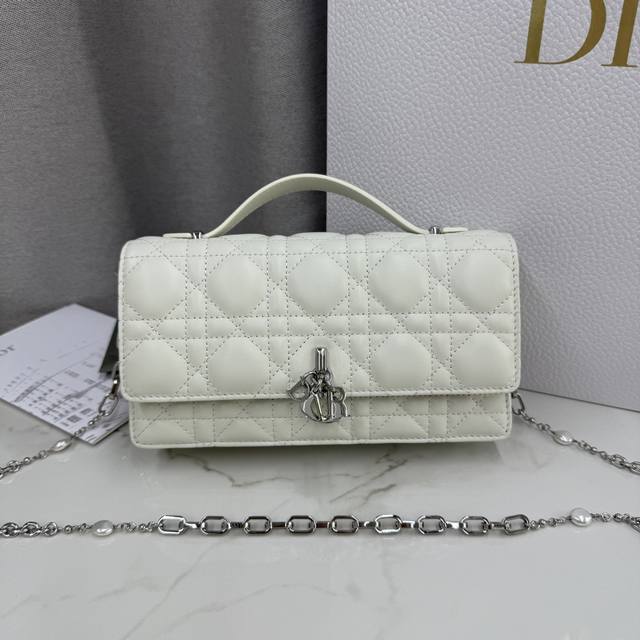 0980 Lambskin Off-White Lady Dior Pearl Clutch Bag. This new season clutch featu
