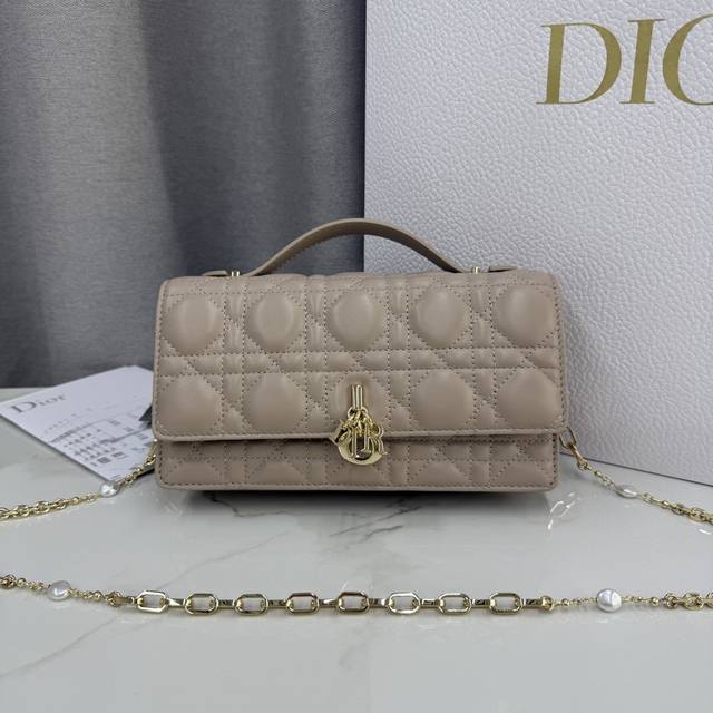 0980 Lambskin Rouge Beige Lady Dior Pearl Clutch This clutch is a new addition t