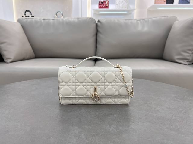 0980 White Lambskin Lady Dior Pearl Clutch Bag. This new season clutch features