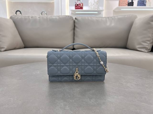 0980 Lambskin Foggy Blue Lady Dior Pearl Clutch Bag. This new season clutch feat