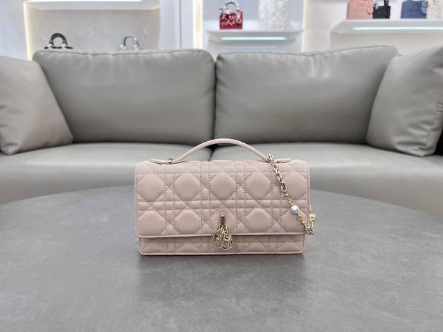 0980 Lambskin Blush Pink Lady Dior Pearl Clutch Bag This new season clutch featu