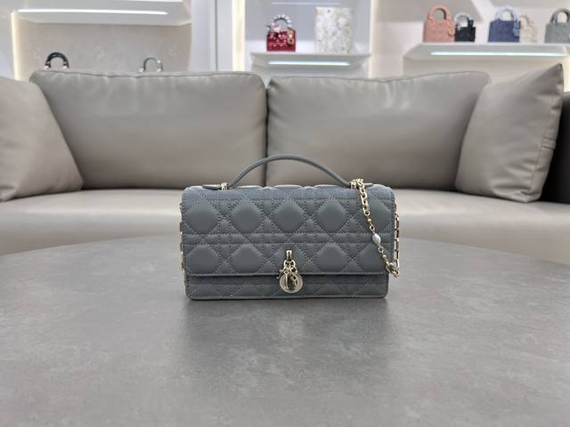 0980 Lambskin Rock Grey Lady Dior Pearl Clutch Bag This new season clutch featur