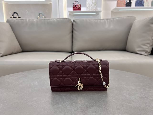 0980 Lambskin Burgundy Lady Dior Pearl Clutch Bag. This new season clutch featur