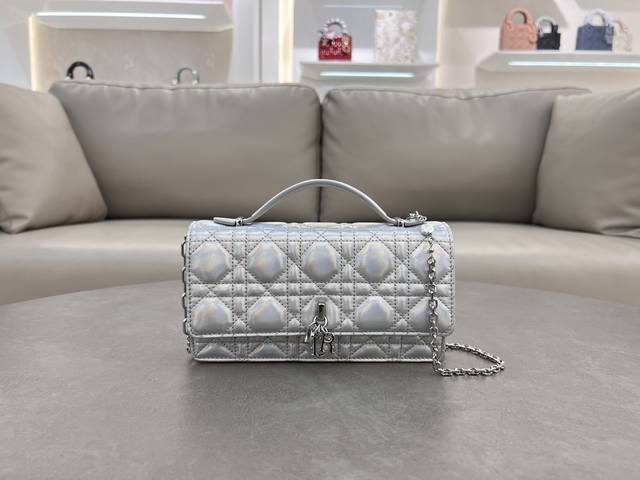 Lady Dior Pearl Clutch This new season clutch features a top handle, combining e