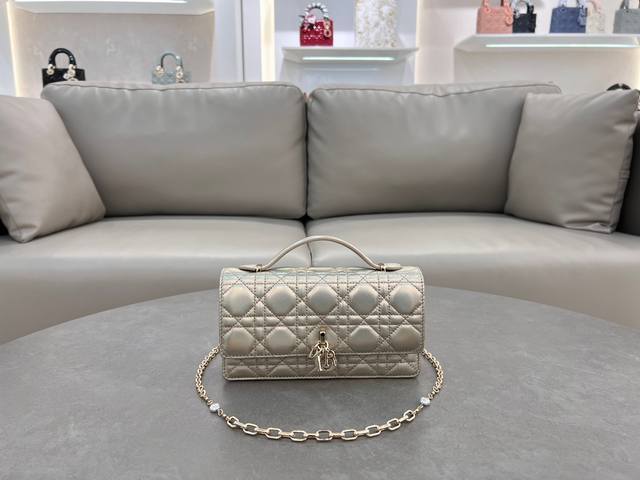 Lady Dior Pearl Clutch This new season clutch features a top handle, combining e