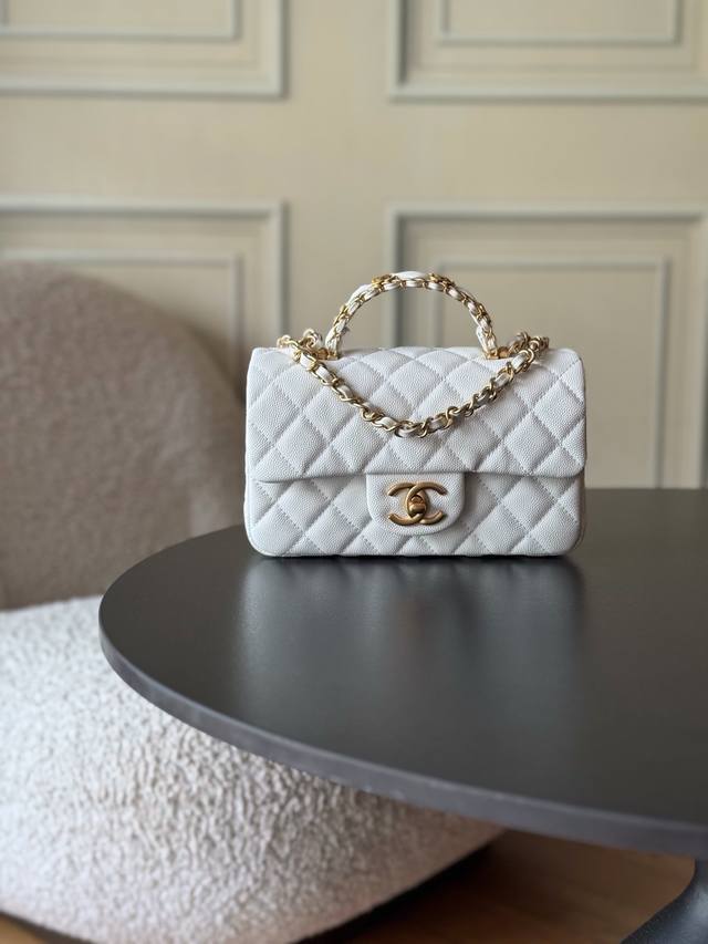 5701 Chanel 25B This Chanel early autumn style bag with a pebbled leather handle