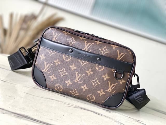 Top-tier original M46955 This Monogram Eclipse Jm messenger bag features a delic