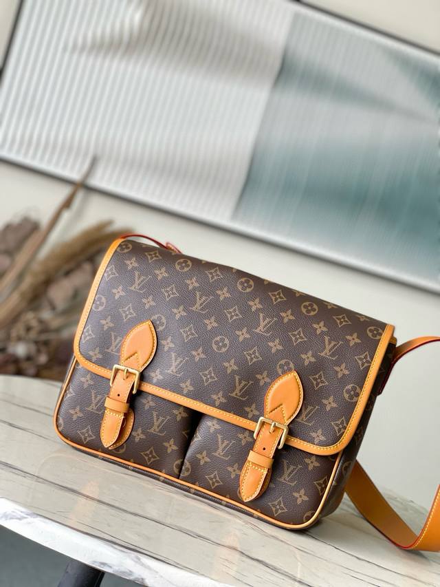 Top-tier replica M14723 This Satchel messenger bag draws inspiration from the cl