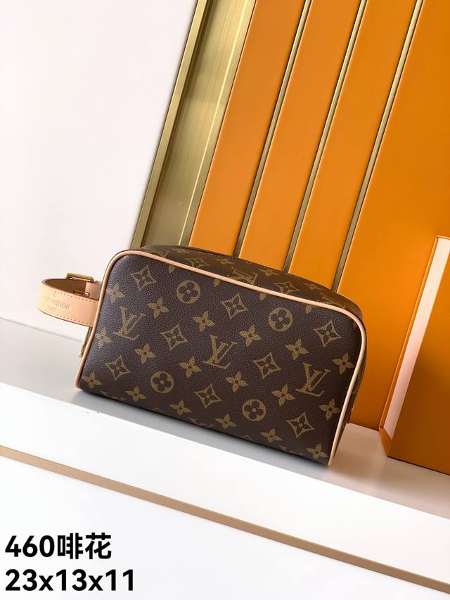 Handbag, made of new brown leather and materials, is an Italian Grade A product.