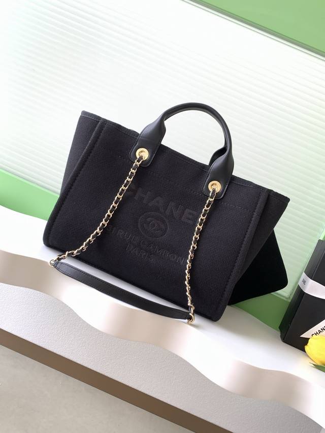 Top-quality replica Chanel beach bag/shopping bag. Made of cotton, featuring a c