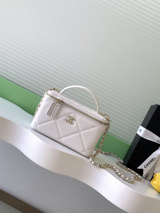 Top-quality replica Chanel 25K quilted box bag. The classic quilted pattern pair