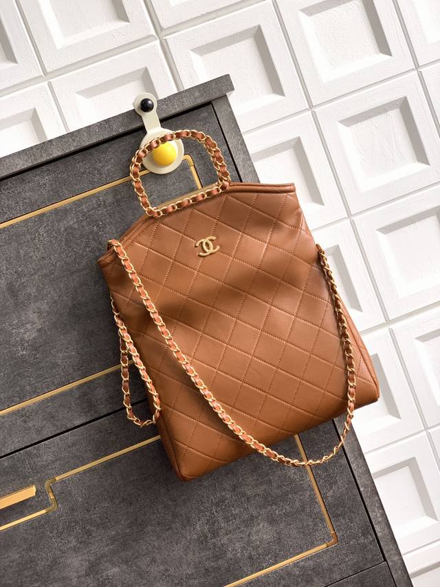 Top-quality original single-item leather, caramel color, soft and delicate to th