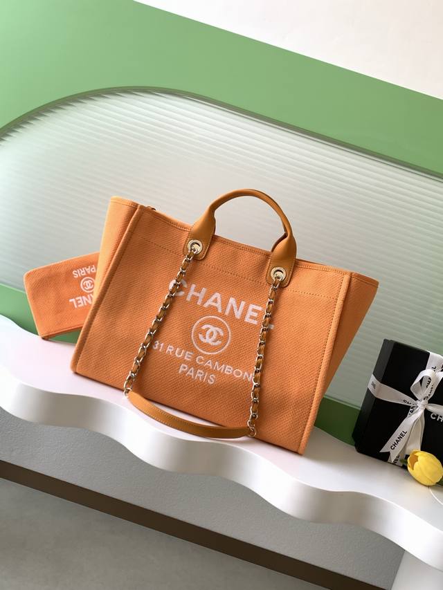 Top-quality original single-piece beach bag/shopping bag. Made of cotton, featur