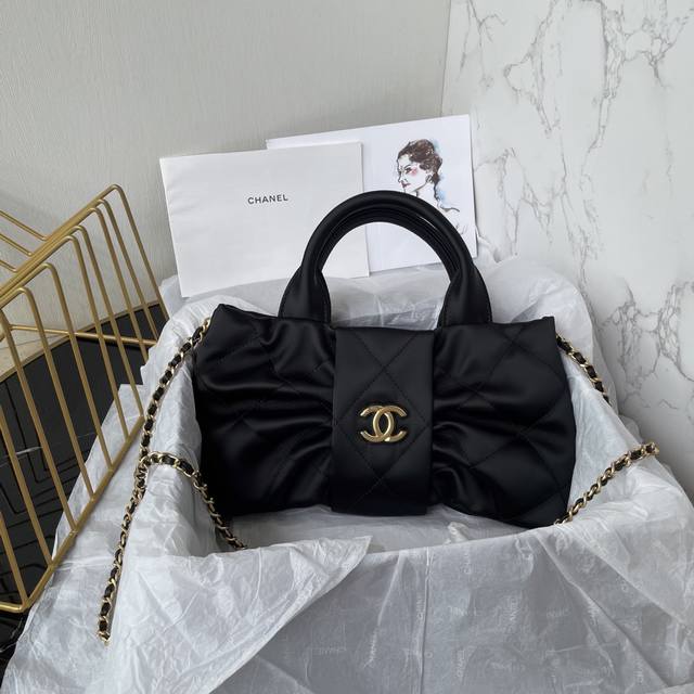 Top-quality original Chanel 25C Fall/Winter runway bow bag! Design and style ana
