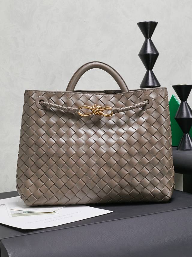 Bottega Veneta's new Andiamo bag is here! It's incredibly popular! This season's