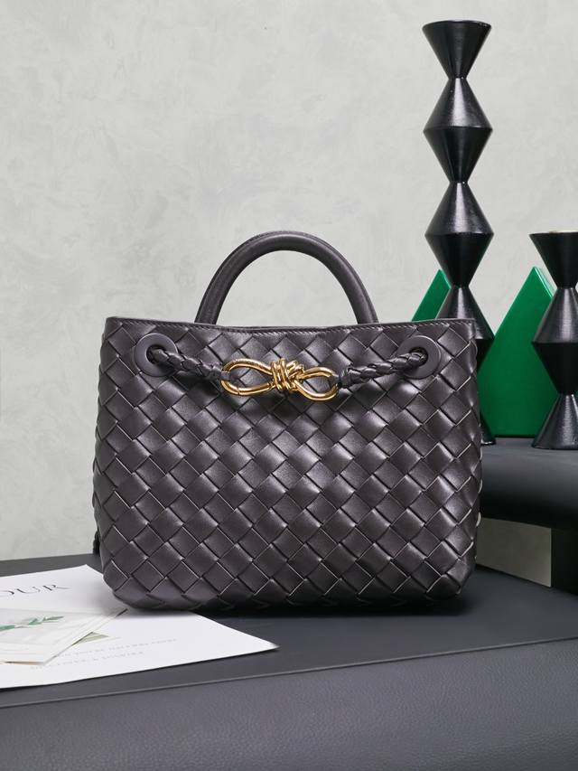 Bottega Veneta's new Spring/Summer small Andiamo chain bag is here! Many of you