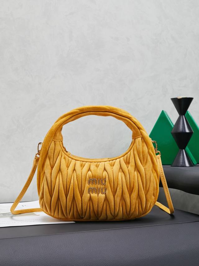 New arrival from Miuwander! Model: 5Bc125 Miuwander handbag, made of imported la