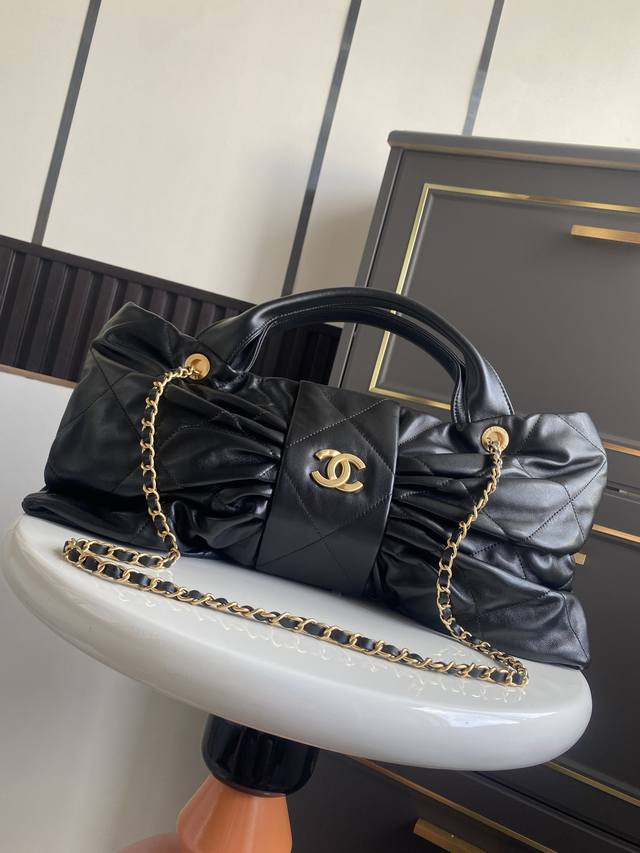 Chanel 25C Fall/Winter Runway Bow! Bag Design and Style Analysis: Diverse materi