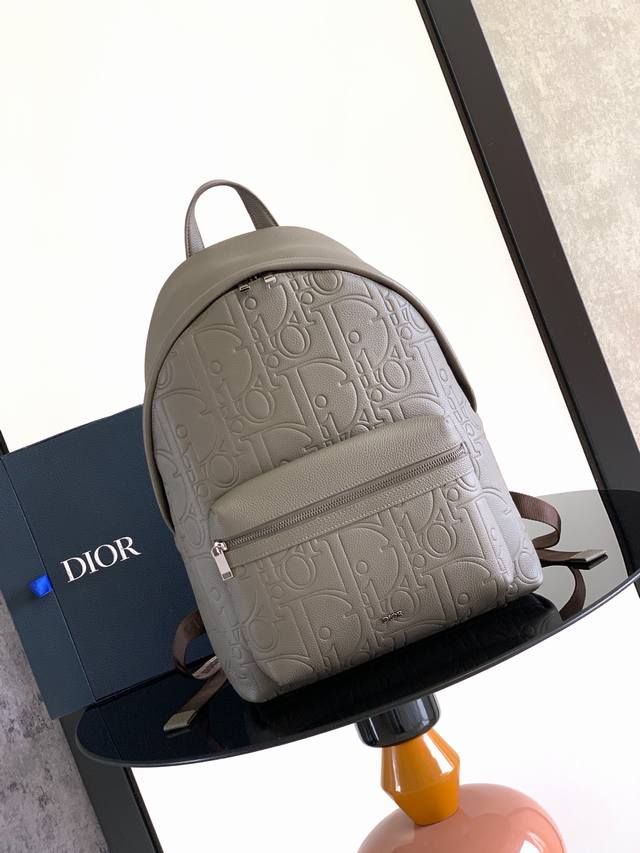 This Rider 2.0 zip-up backpack is a new version of a classic Dior piece. The Dio