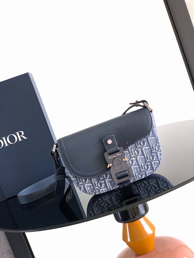 This top-quality saddle clutch with a shoulder strap is a new item from the Spri