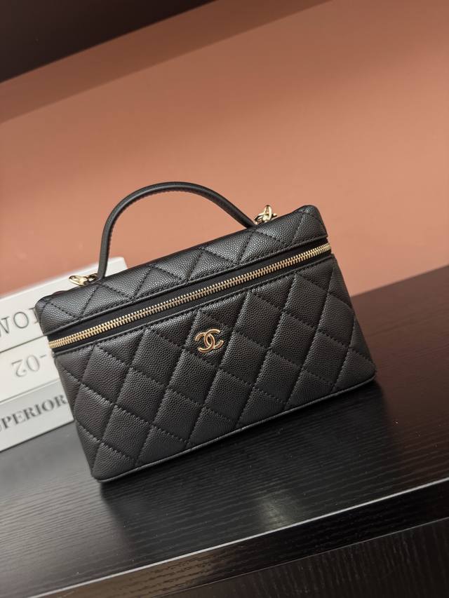 25C Exquisite and compact chain clutch bag. Made of calfskin with gold-tone hard