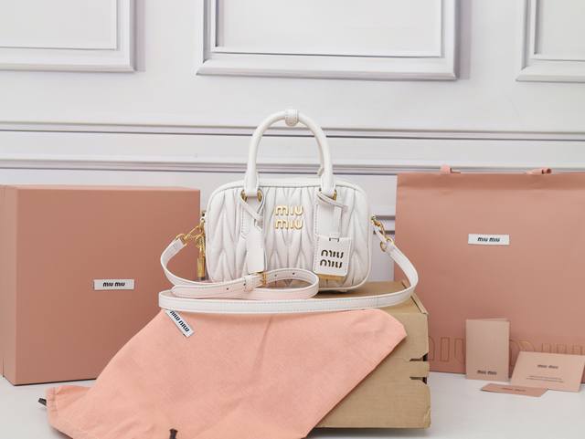 Premium Original Leather 5Bb123M's new Too Pretty bowling bag, made of imported