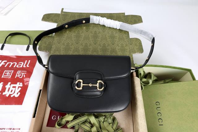 Lambskin Leather (Ddd) Description: From the 2025 Fall/Winter collection, this s