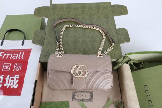 This Gg Marmont handbag is crafted from silver metallic leather. From mirrored l