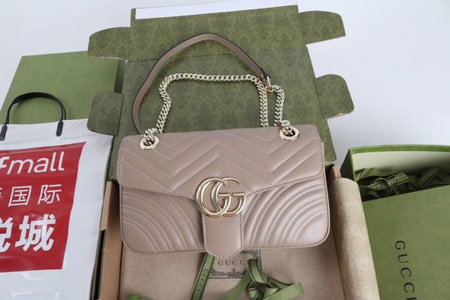 Beige/Light Gold This Gg Marmont handbag is crafted from silver metallic leather