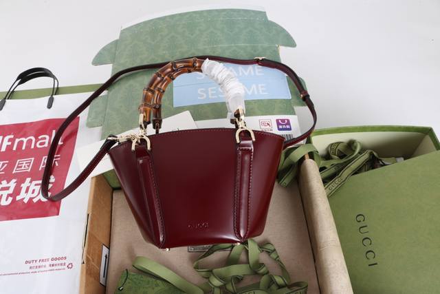 (Large Quantity Price) Description: This bamboo-handled tote bag cleverly blend