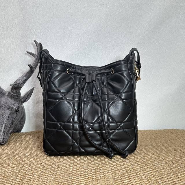 This black D-Motion handbag is absolutely stunning! It's a new addition to the 2