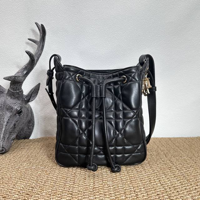 This black D-Motion handbag is absolutely stunning! It's a new addition to the 2
