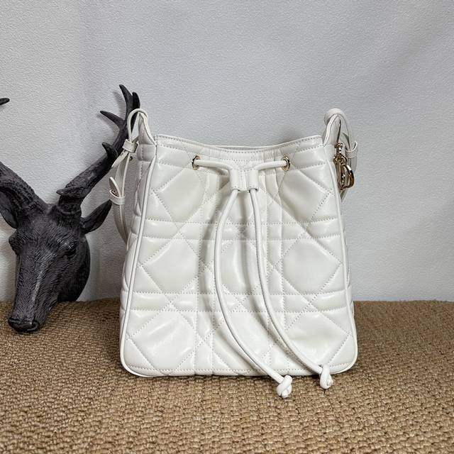This D-Motion handbag in cream white is absolutely stunning! It's a new addition