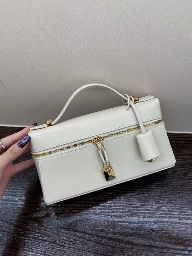 Original factory leather, same quality as export version L23 plain weave series