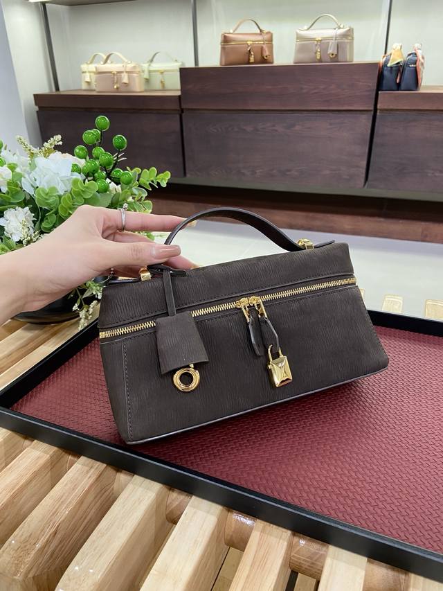 Original factory leather, same quality as export version | - | Dark brown | Toot