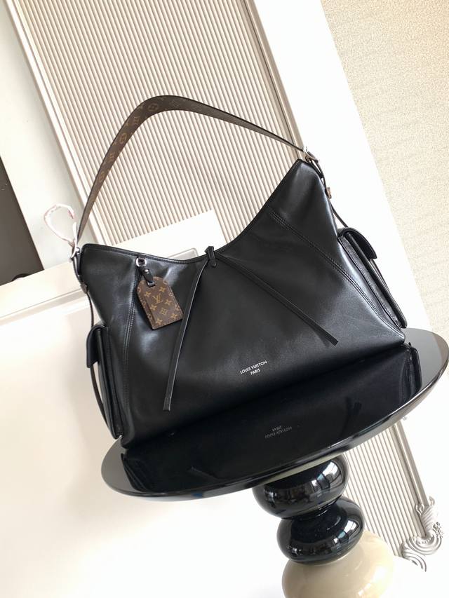 Premium Dynamic Chip This handbag is crafted from supple cowhide leather, incorp
