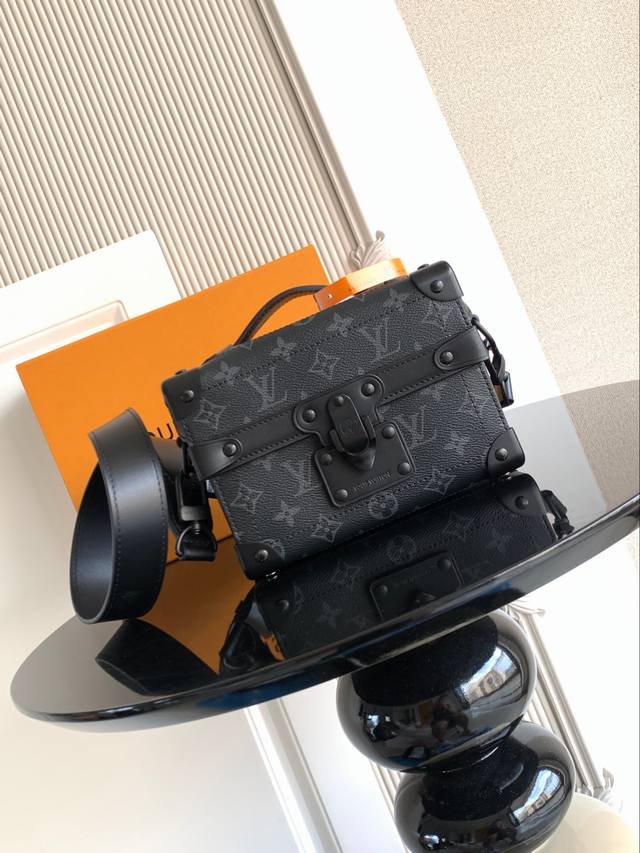 Premium Dynamic Chip This handbag is crafted from canvas, featuring a soft, clos