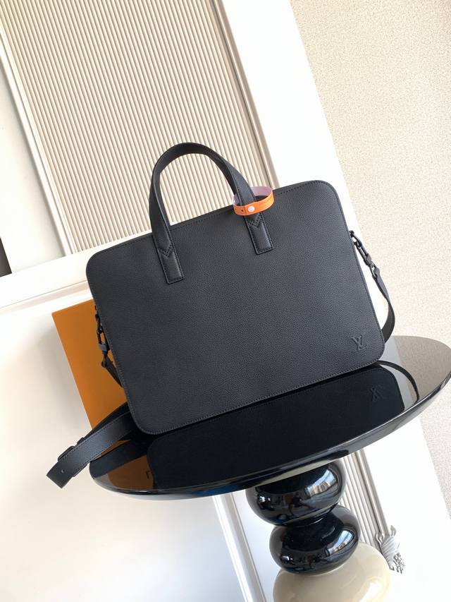 Premium Dynamic Chip briefcase is crafted from waxed cowhide leather, featuring