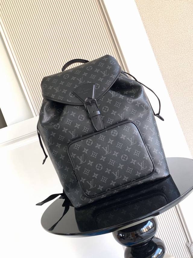 Premium Dynamic Chip This backpack is made of canvas with cowhide leather trim,