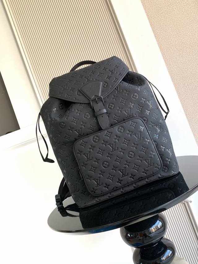 Premium Dynamic Chip This backpack is made of canvas with cowhide leather trim,