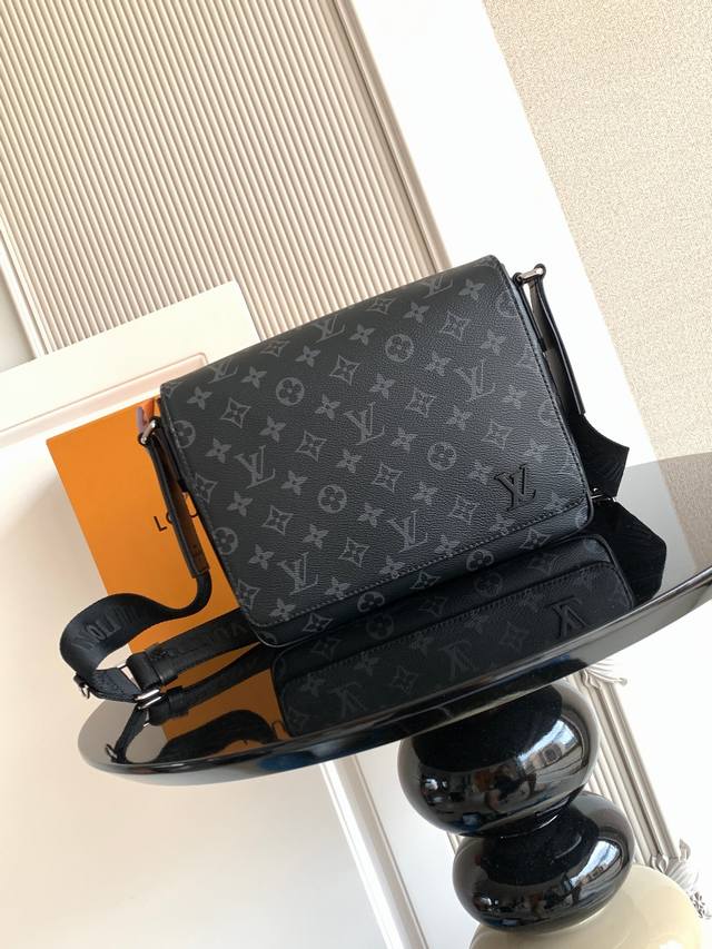 Premium Dynamic Chip This small messenger bag exudes a dashing charm through its