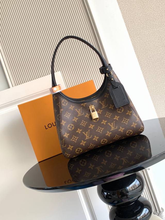 Premium Dynamic Chip This small handbag draws inspiration from handbags launched