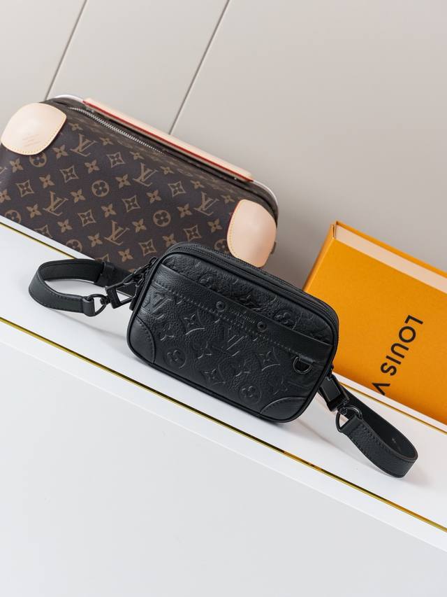 Dynamic 163C01 Chip M82544 Black Embossed Top Original Individual Background Rea