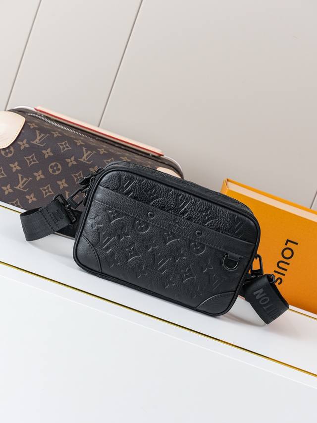 Dynamic 163C01 Chip M46955 Black Embossed Top Original Individual Background Rea