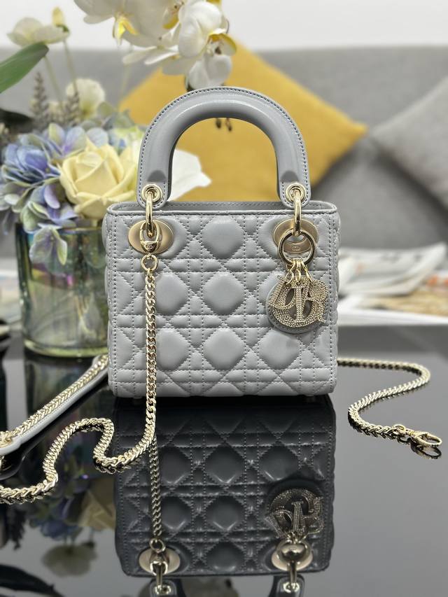 Top-quality original Lady Dior three-compartment diamond-buckled lambskin leathe