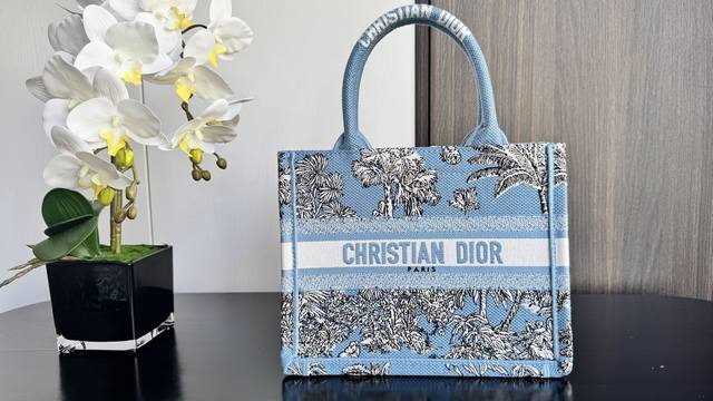 Authentic, high-quality Space Blue Coconut Tree Small Tote bag, in stock. I've b