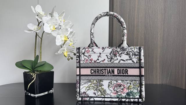 Authentic, high-quality rose-patterned small tote bag in stock. I've been eyeing