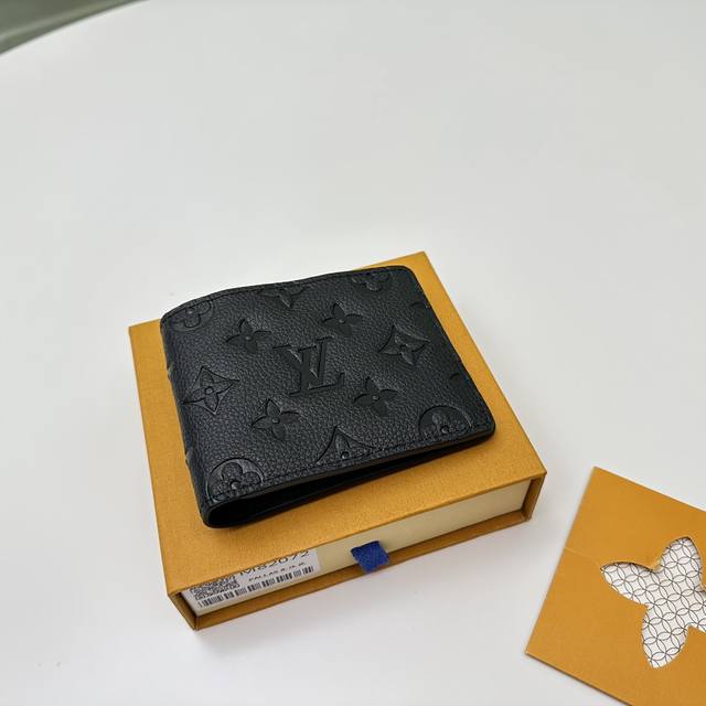 Authentic Top-Tier Original M82072 Embossed Pilot Leather Briefcase combines mod