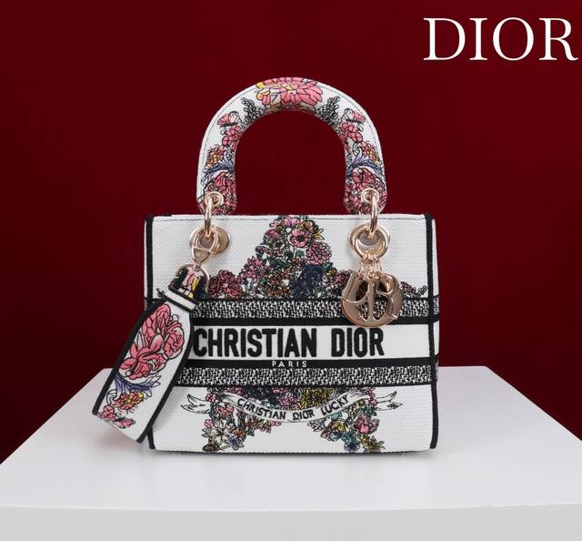 Authentic, high-quality color-blocked five-pointed star embroidery. Lady's lates